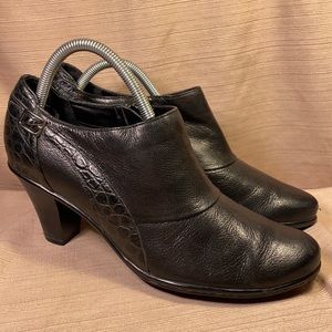 Clarks leather elegant classic heel ankle booties